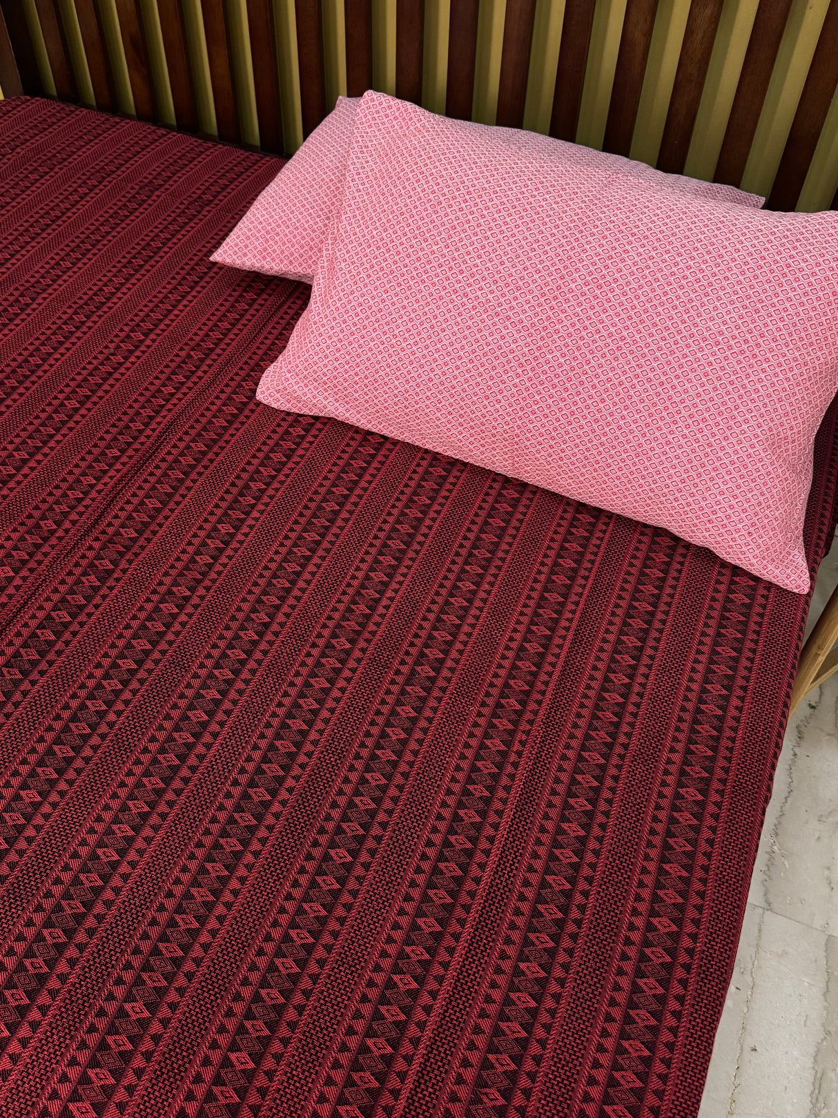 Red Black REVERSIBLE Bedspread with 2 Pillow Cases