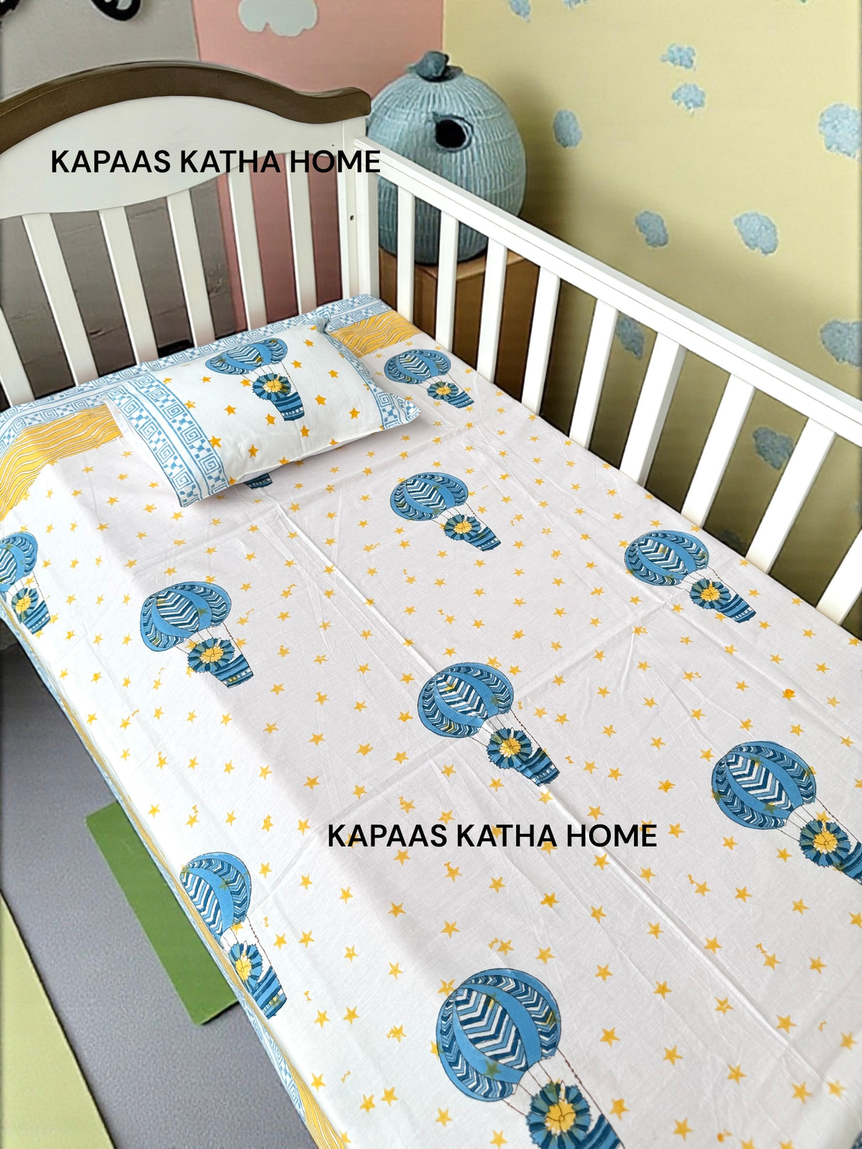 Simba on Hot Air Balloon Blockprint Cot/Crib Sheet (60-40 inches)