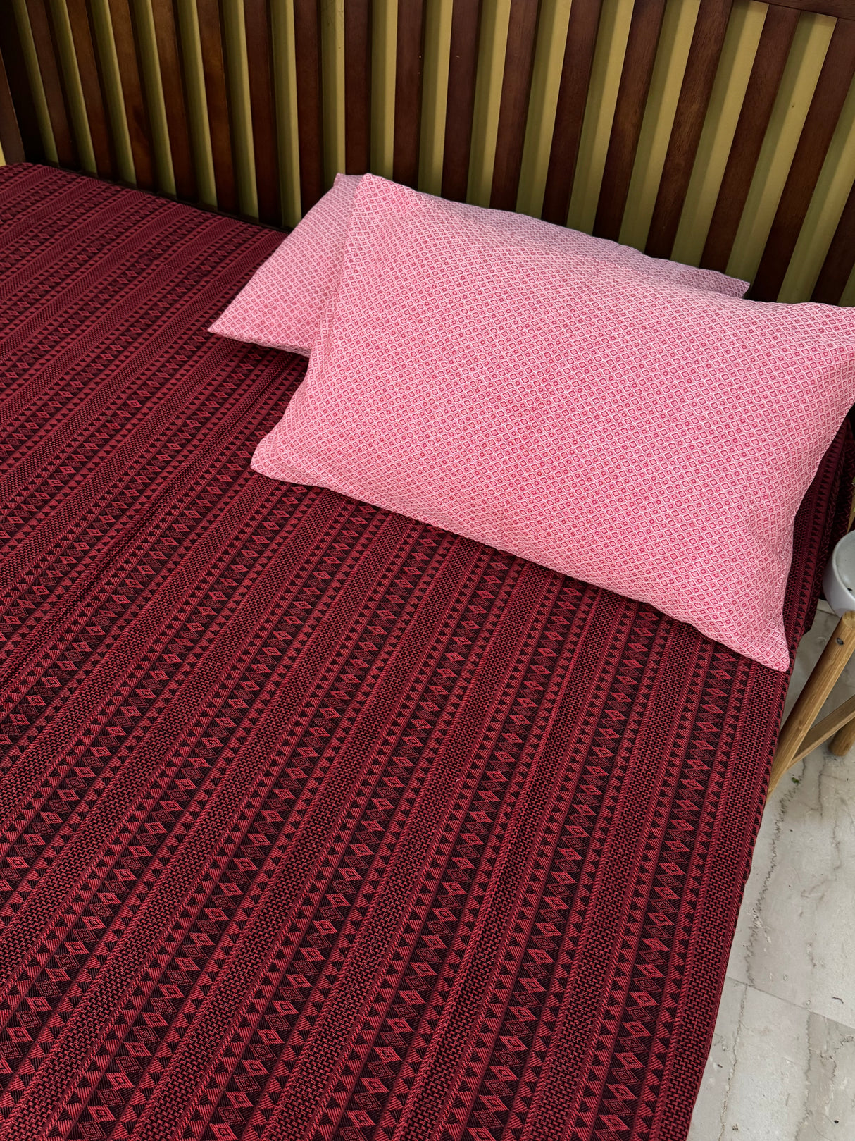 Red Black REVERSIBLE Bedspread with 2 Pillow Cases