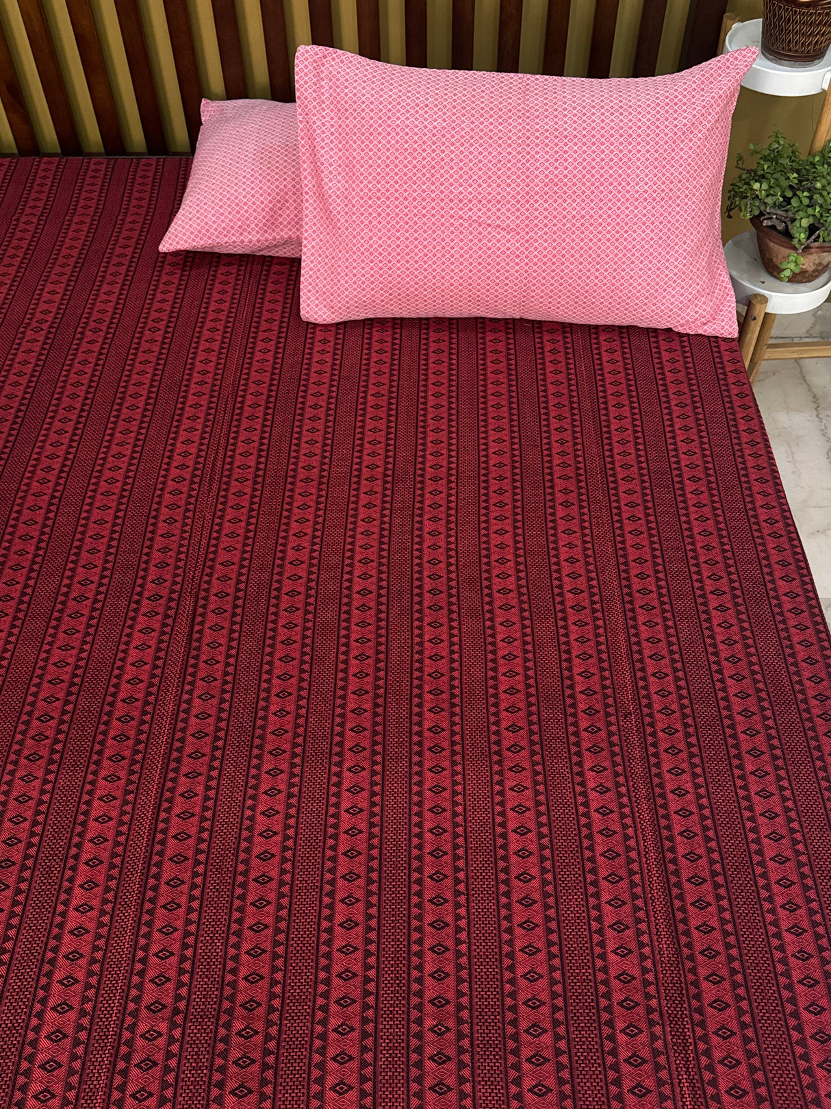 Red Black REVERSIBLE Bedspread with 2 Pillow Cases