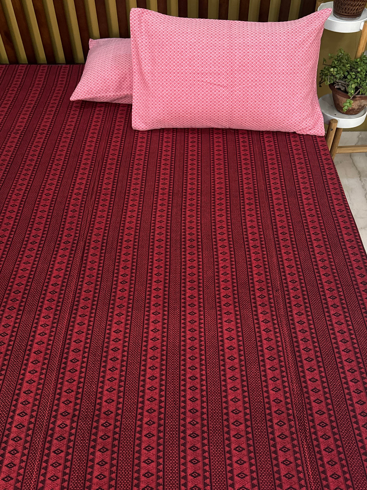 Red Black REVERSIBLE Bedspread with 2 Pillow Cases