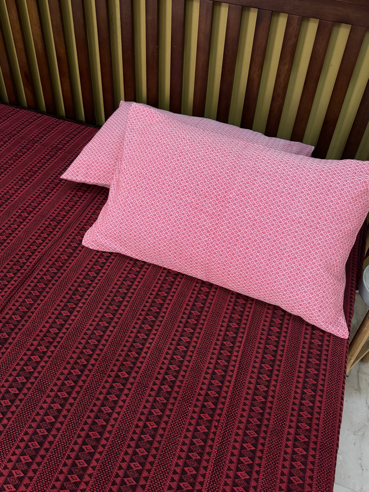 Red Black REVERSIBLE Bedspread with 2 Pillow Cases