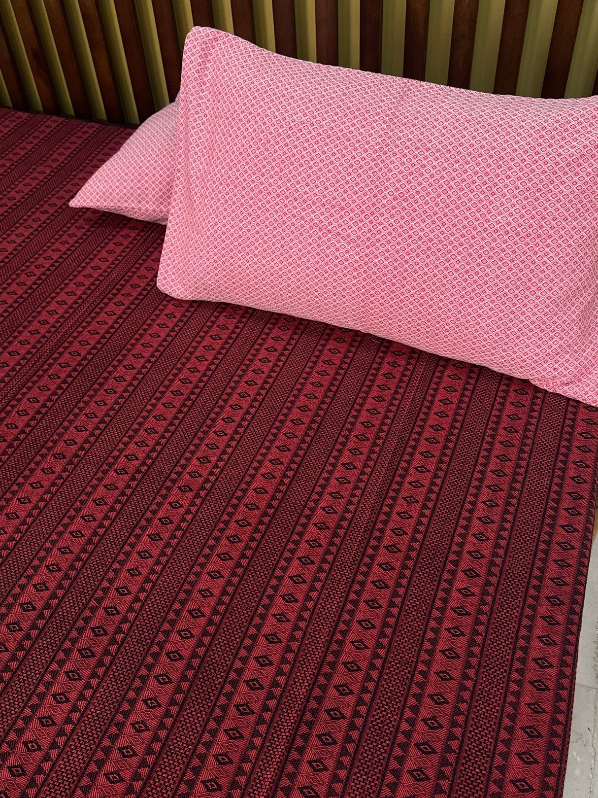 Red Black REVERSIBLE Bedspread with 2 Pillow Cases
