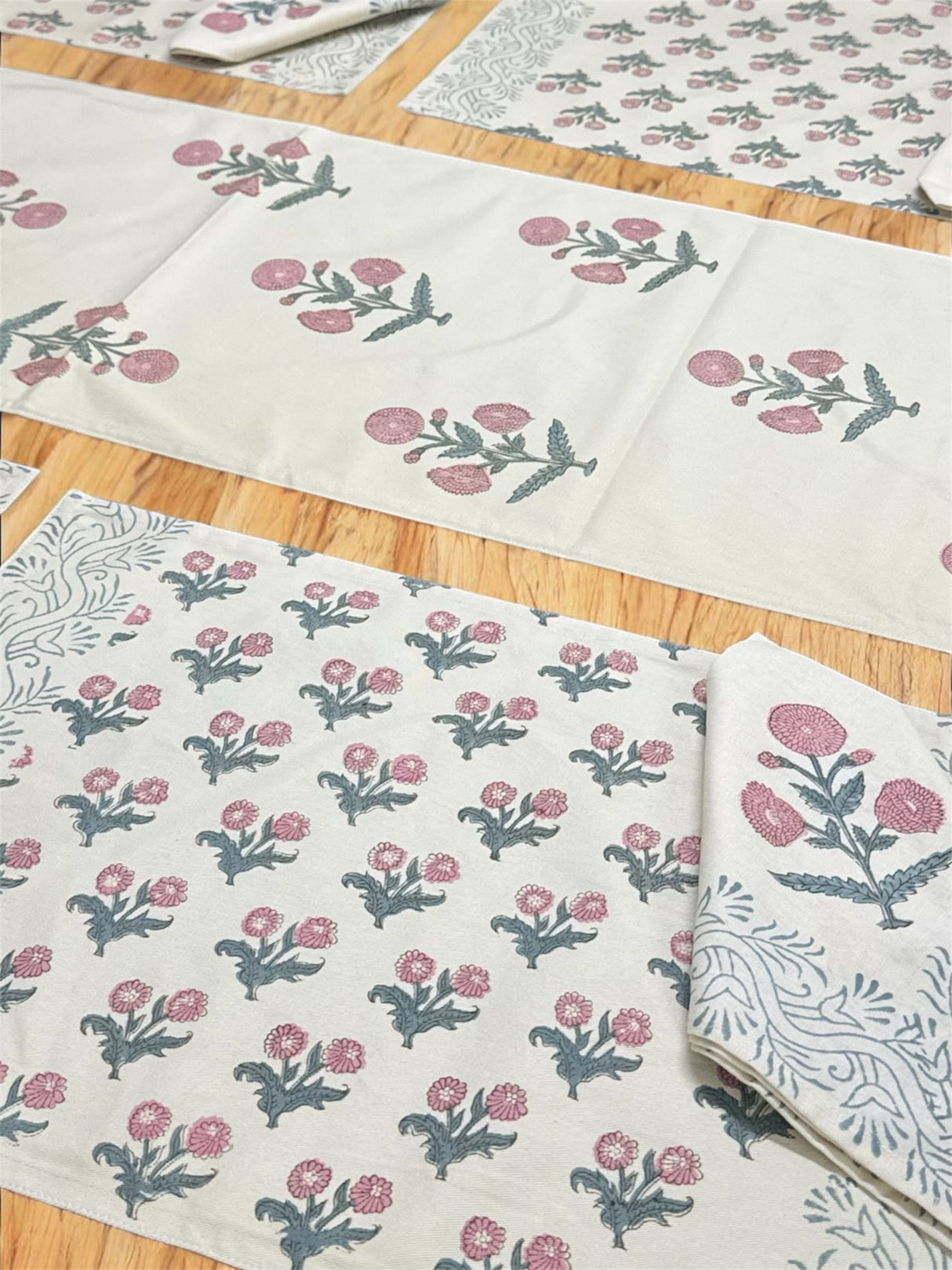 Blockprint Table Runner, Mat & Napkin Set- 6 Seater