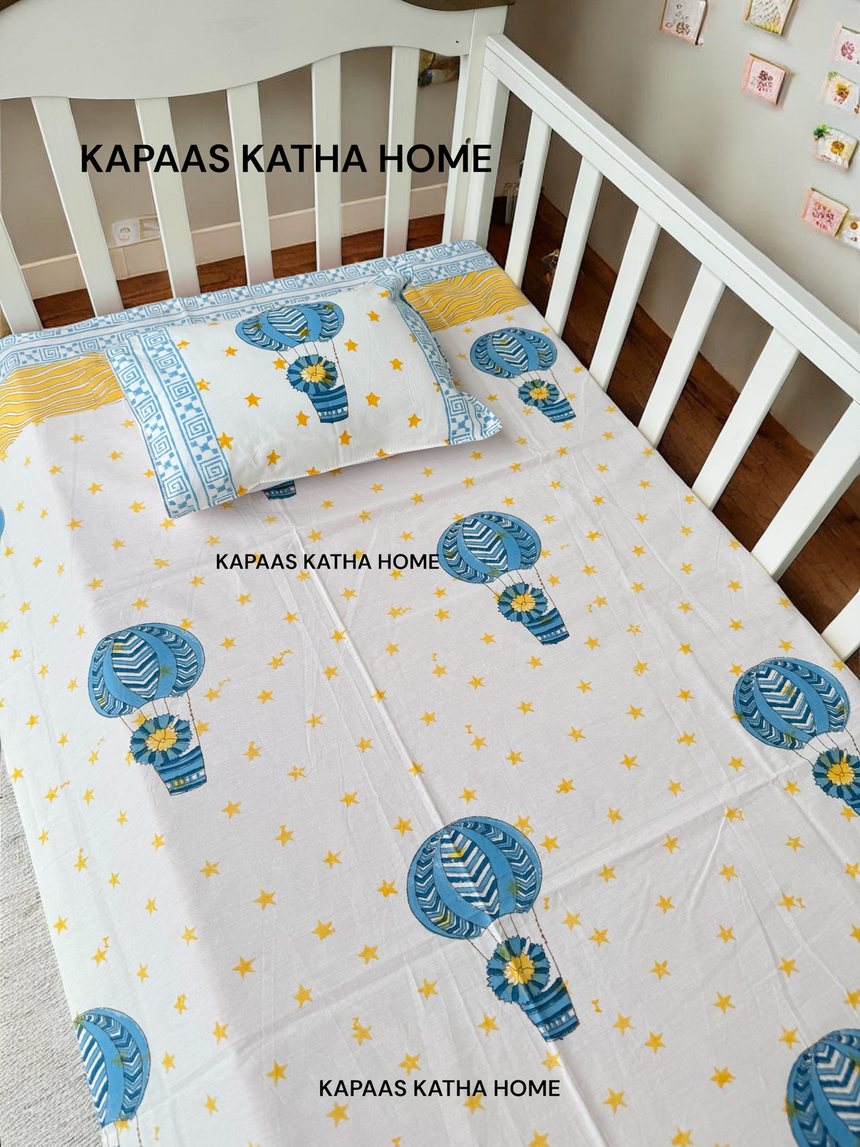 Simba on Hot Air Balloon Blockprint Cot/Crib Sheet (60-40 inches)