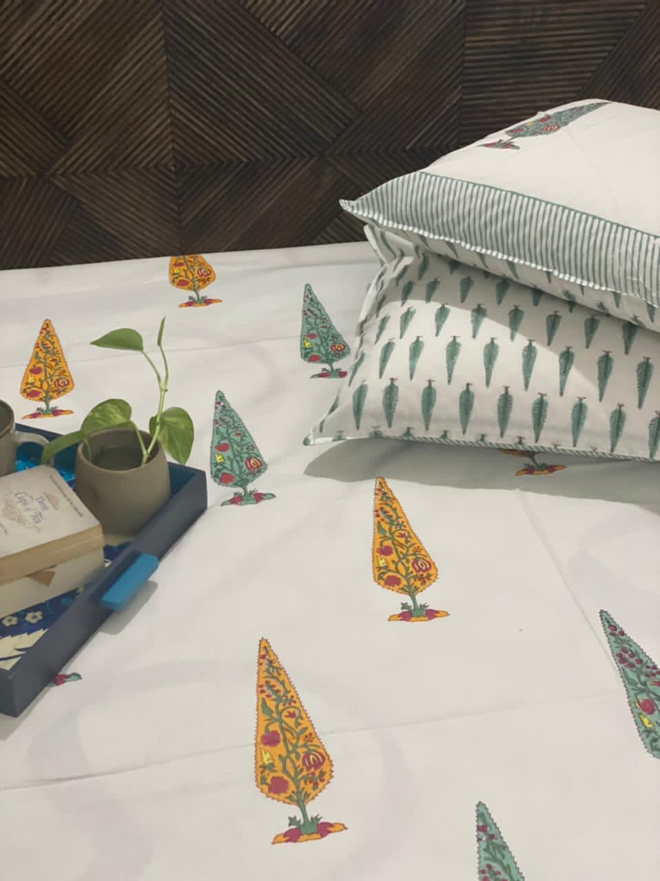 Minimal Tree Motif Cotton Bedsheet & Quilt Set