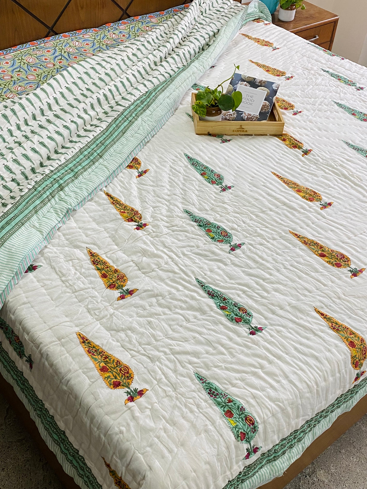Minimal Tree Motif Cotton Bedsheet & Quilt Set