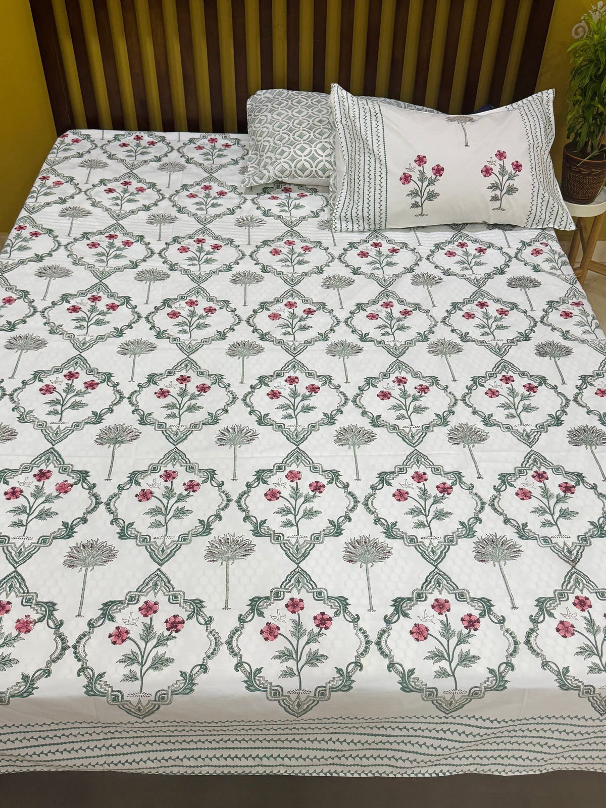 Boutique-style floral bedsheet for bulk orders