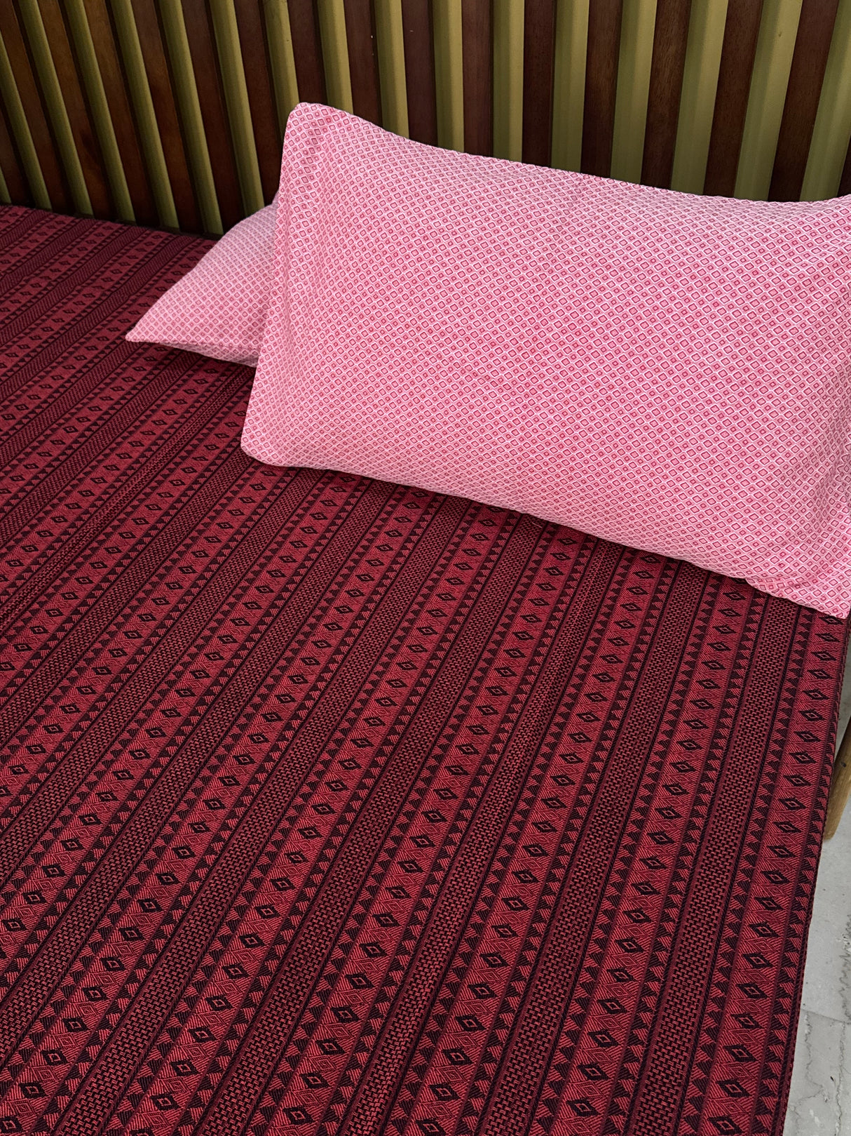 Red Black REVERSIBLE Bedspread with 2 Pillow Cases
