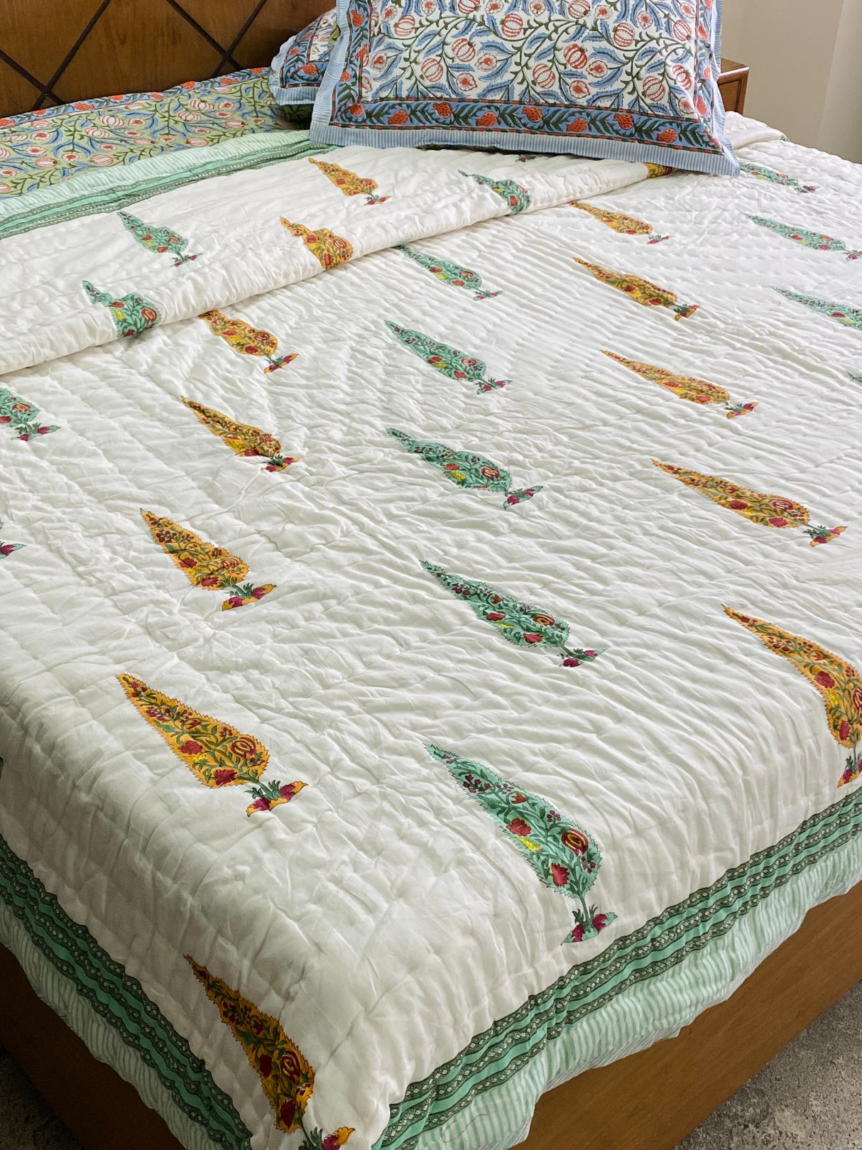 Minimal Tree Motif Cotton Bedsheet & Quilt Set