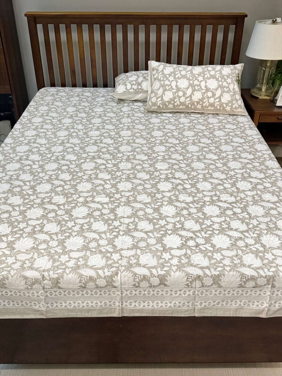 Export quality grey and white cotton bedding for global buyers