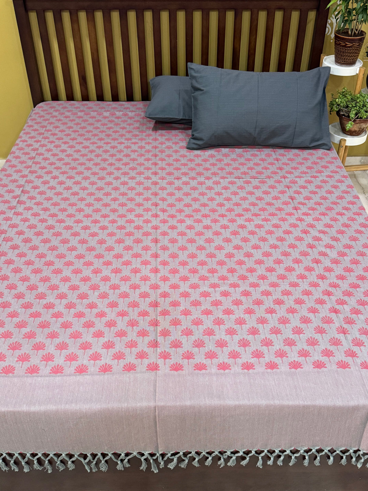 Elegant REVERSIBLE Bedspread with 2 Pillow Cases