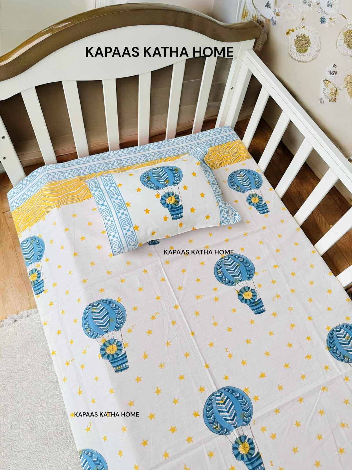 Simba on Hot Air Balloon Blockprint Cot/Crib Sheet (60-40 inches)