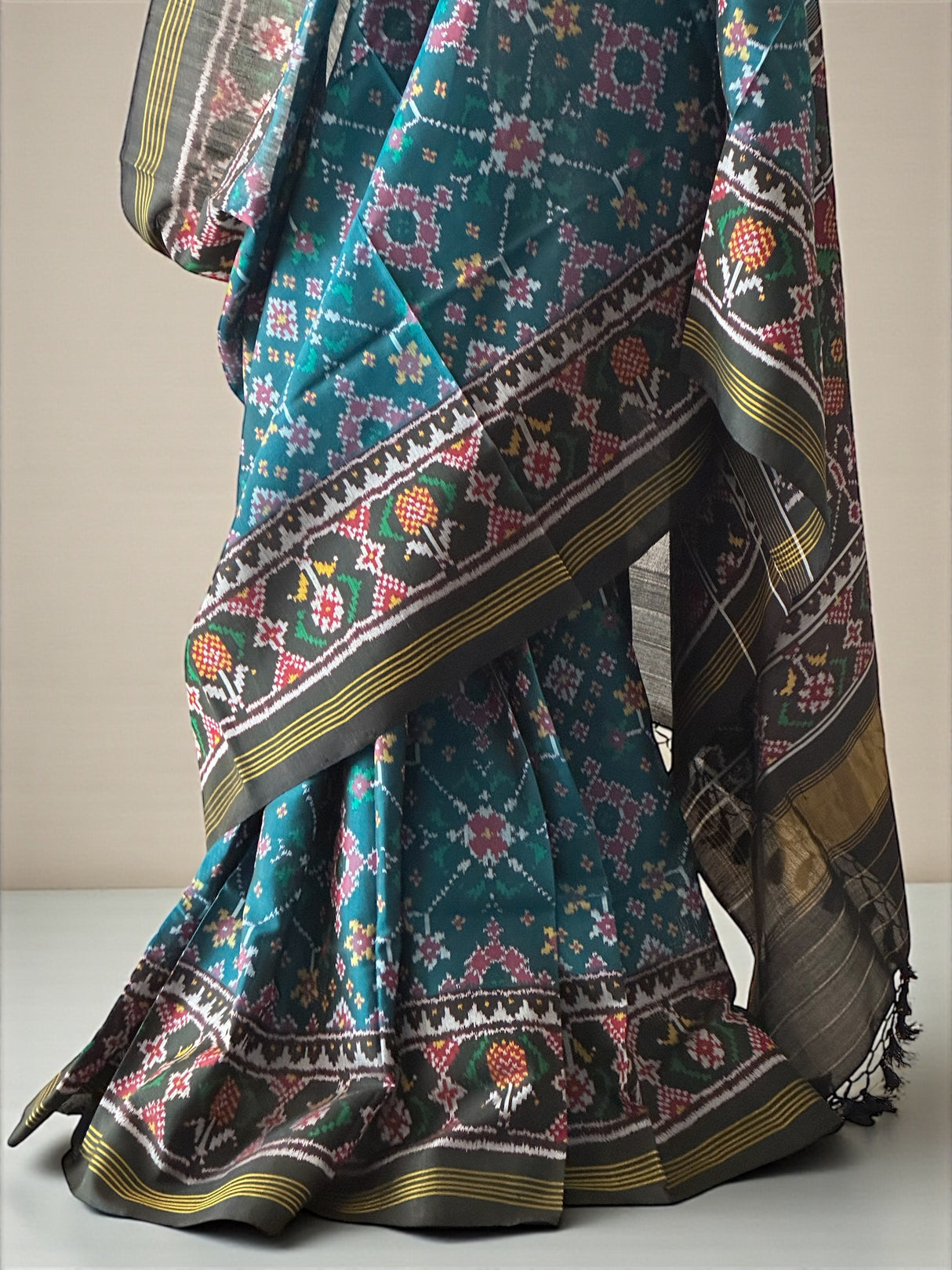 Elegant Teal Single Ikat Handloom Mulberry Silk Saree
