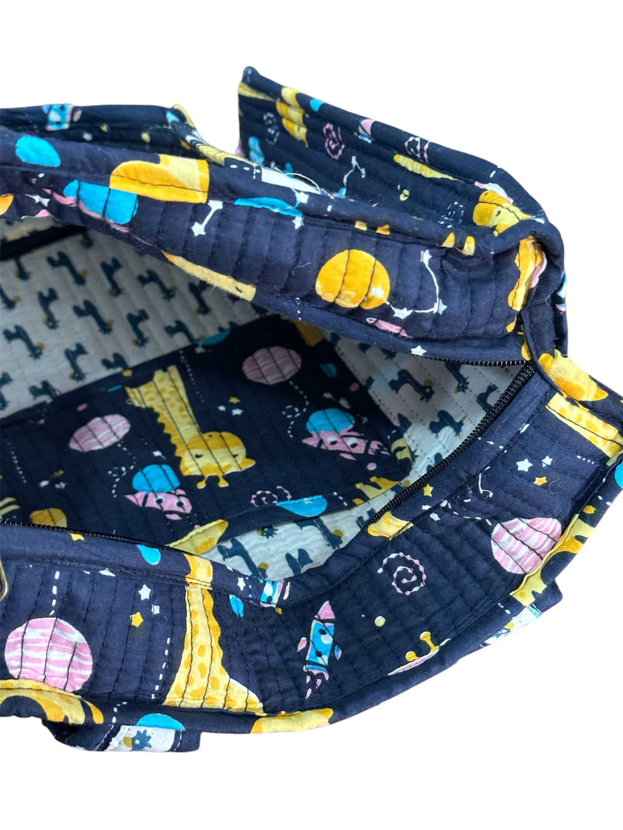 Blue and white giraffe-themed kids’ tote bag ideal for carrying lunch boxes and water bottles in Canada and Australia