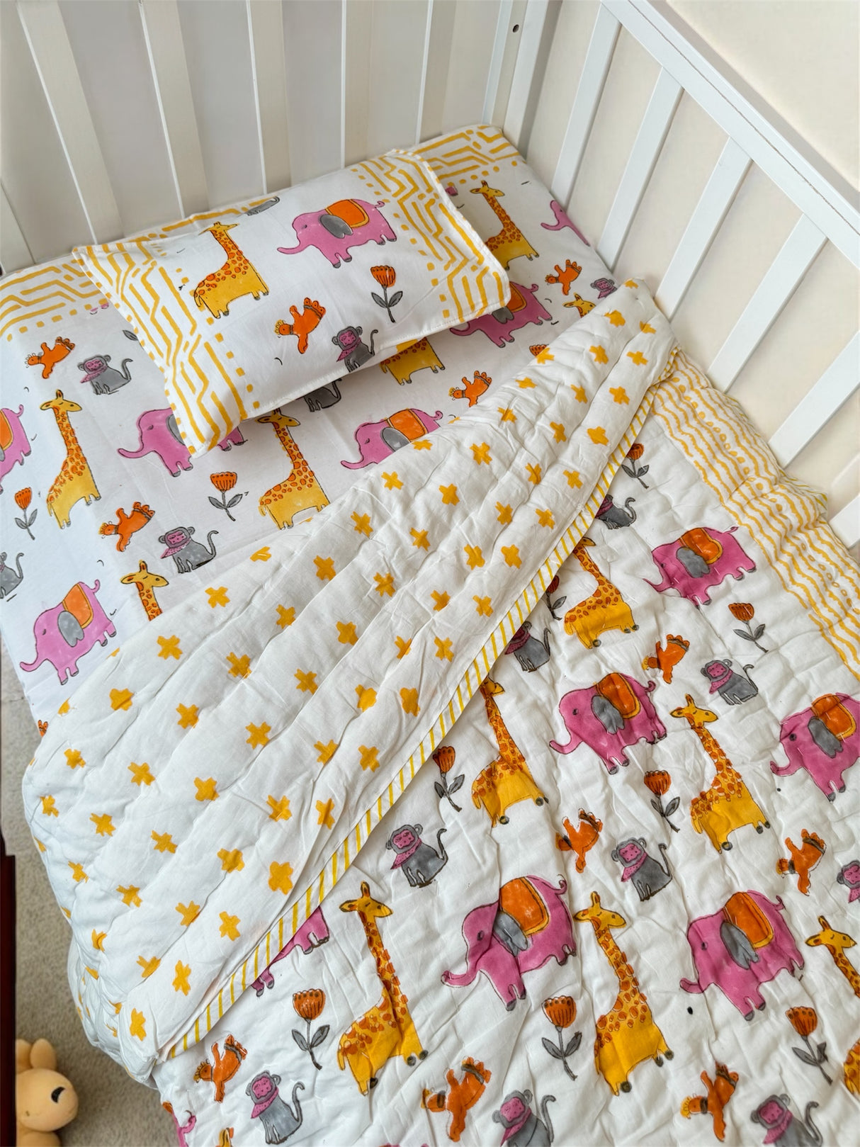Unisex bedding cot set for kids room