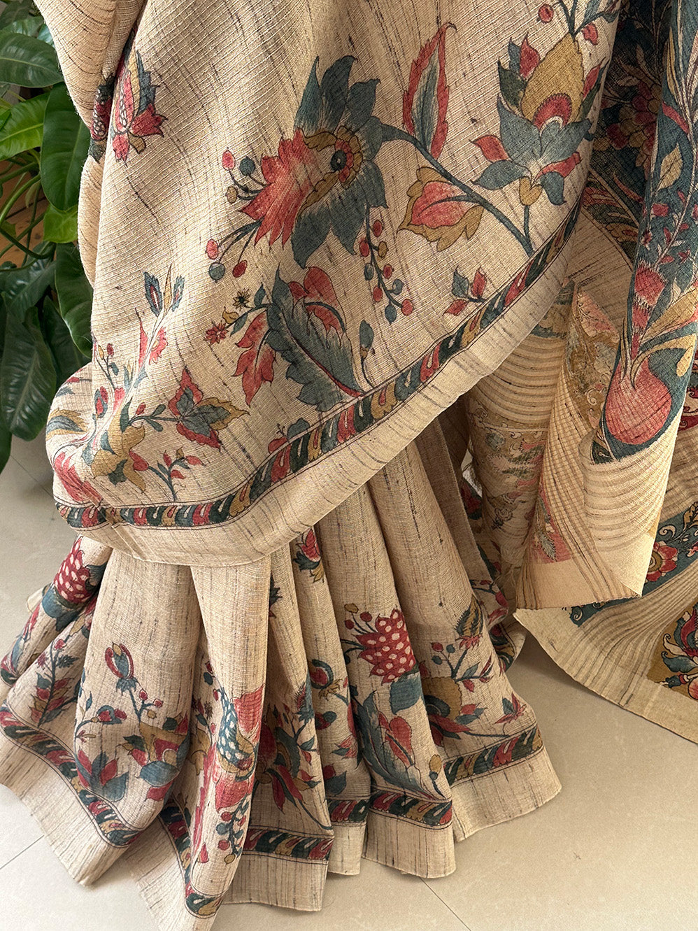 beige-desi-tussar-silk-floral-kalamkari-saree-drape-close-up