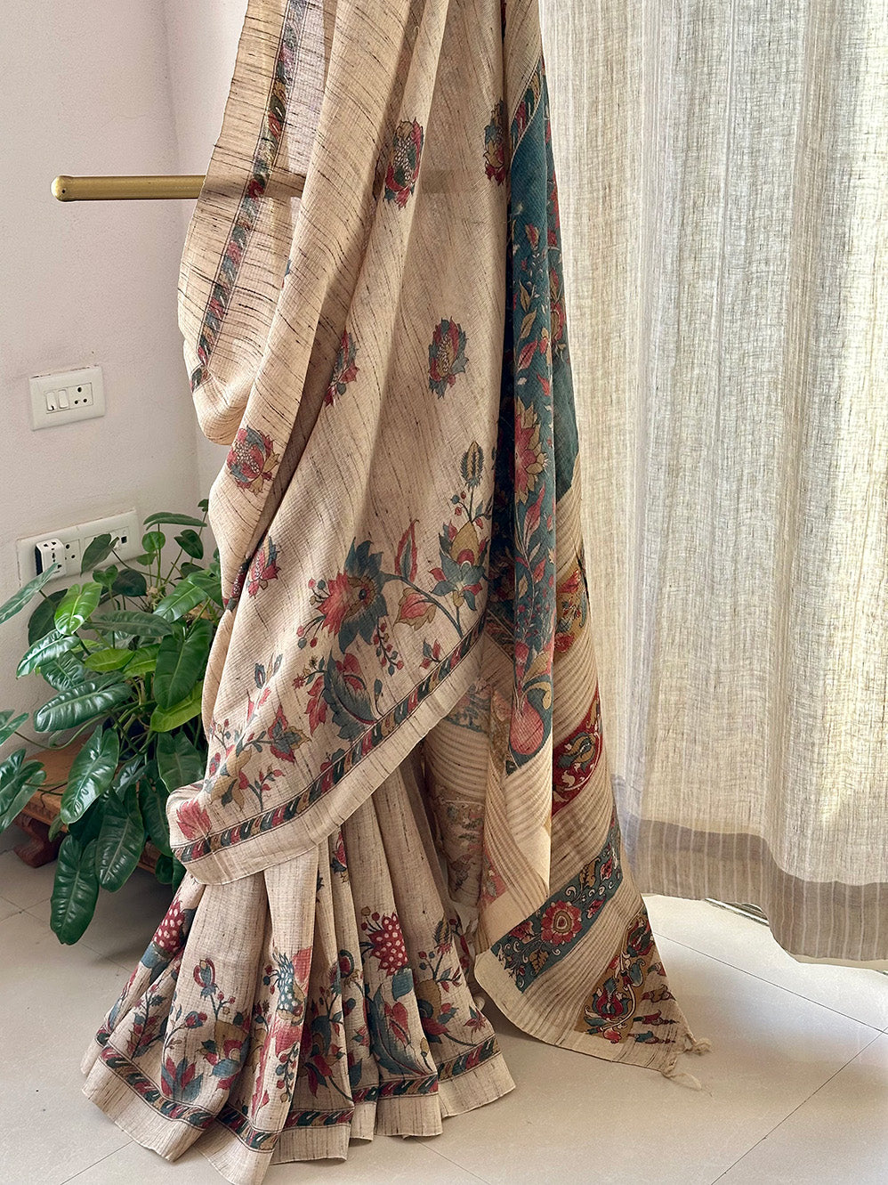 beige-desi-tussar-silk-floral-kalamkari-saree-full-drape-view