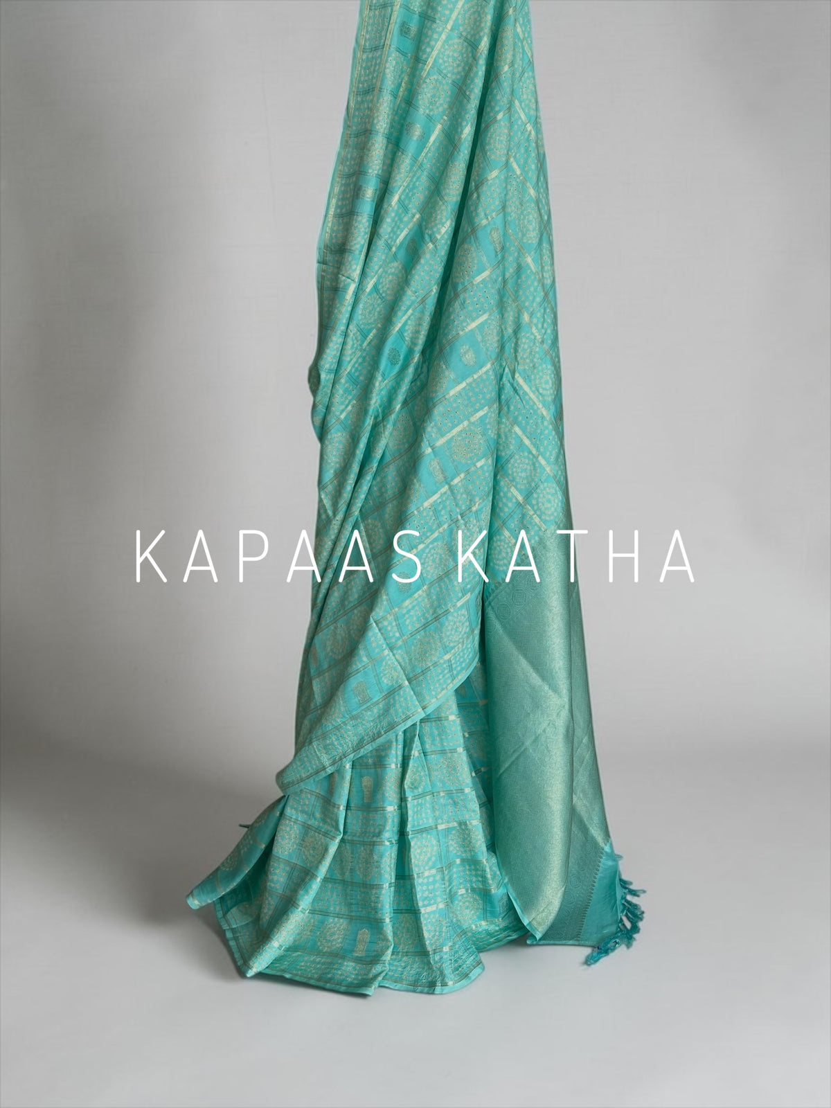 Shop pure Vasundhara silk Bandhani saree in sea green with gold zari checks & rich tissue pallu. Authentic handwoven luxury online at Kapaas Katha.