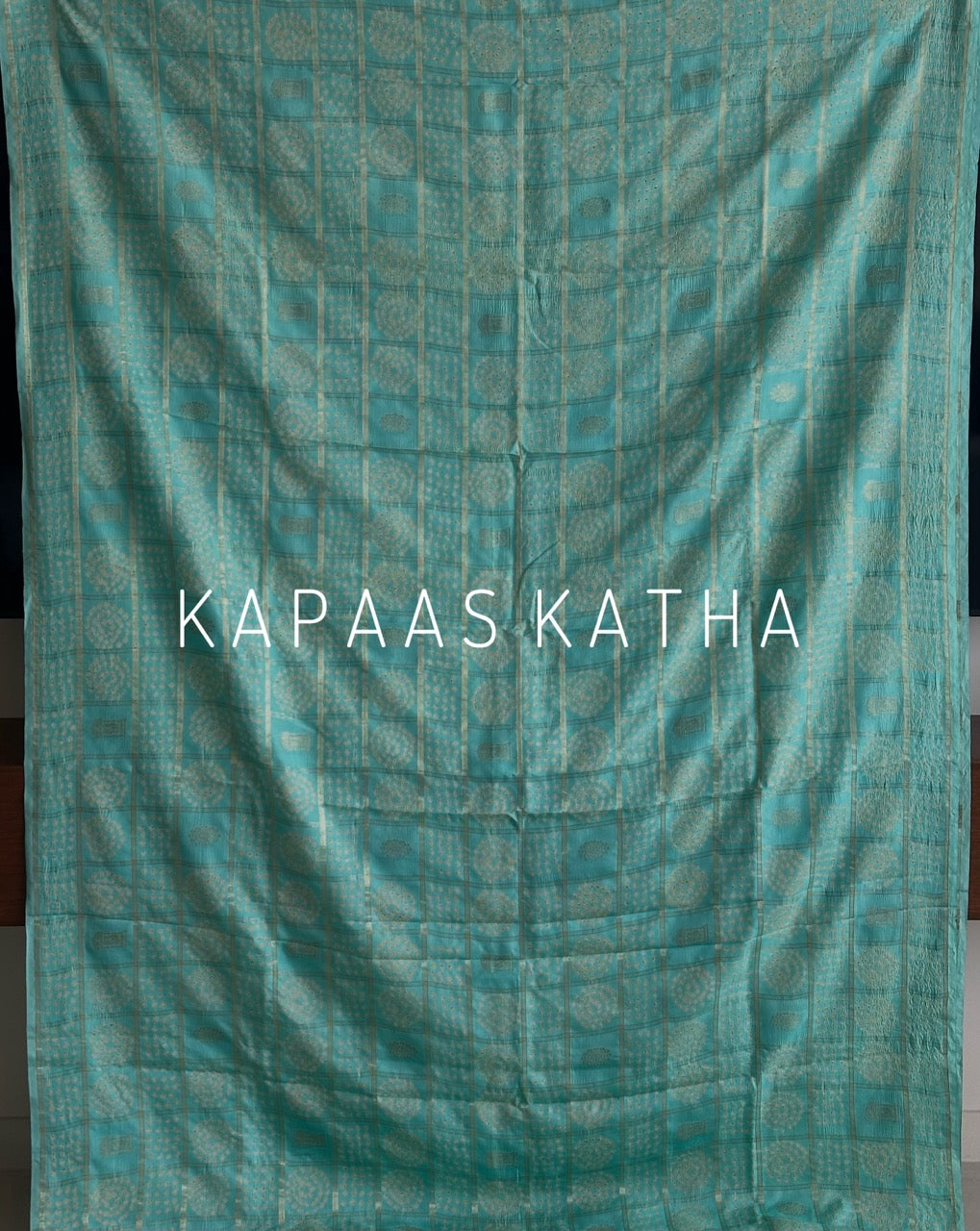 Shop pure Vasundhara silk Bandhani saree in sea green with gold zari checks & rich tissue pallu. Authentic handwoven luxury online at Kapaas Katha.