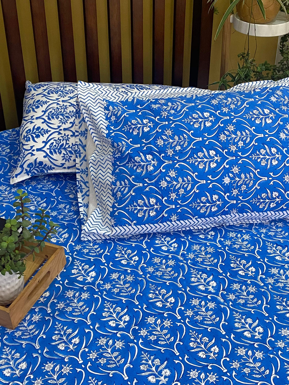 blue-color-king-cotton-bedsheet-detailed-view