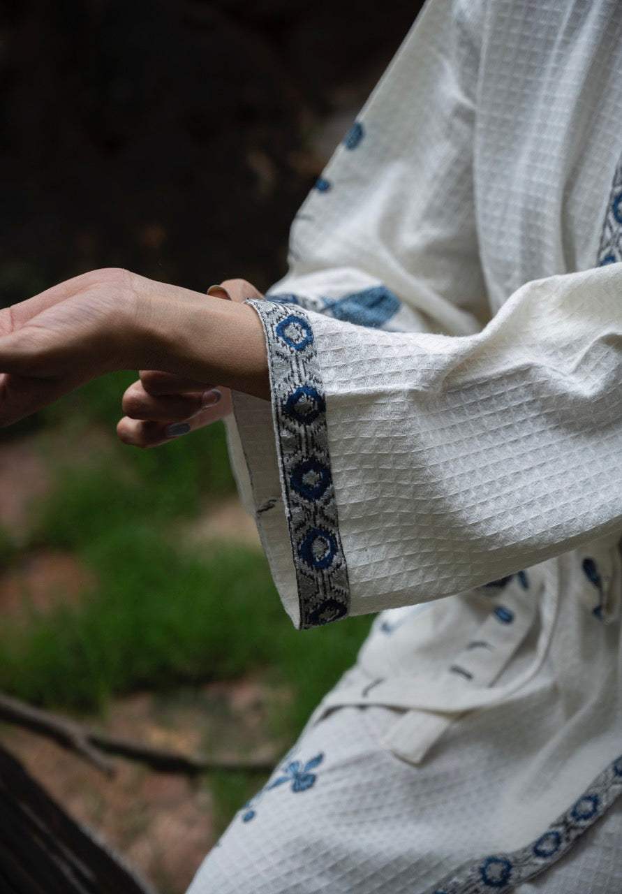 blue-flower-cotton-waffle-bathrobe-detailed-view