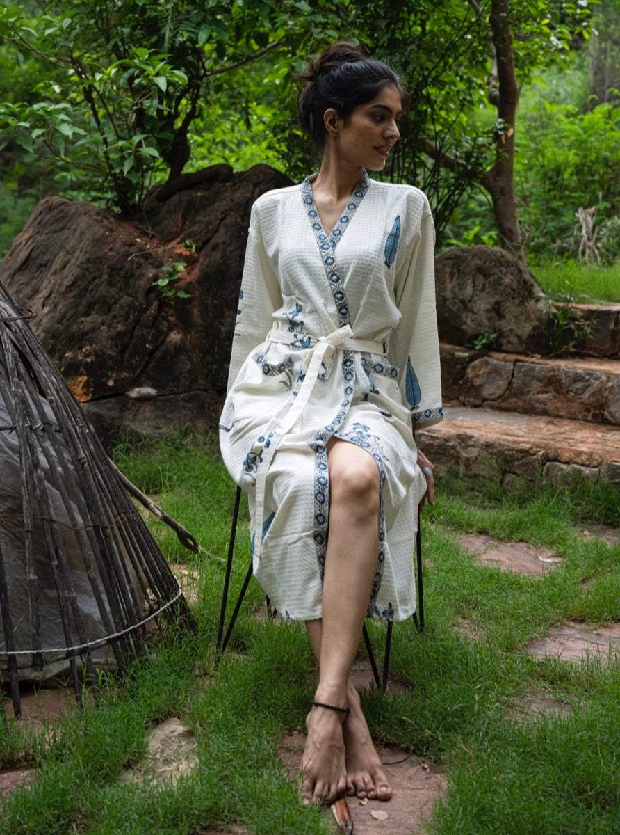 blue-flower-cotton-waffle-bathrobe-texture-view