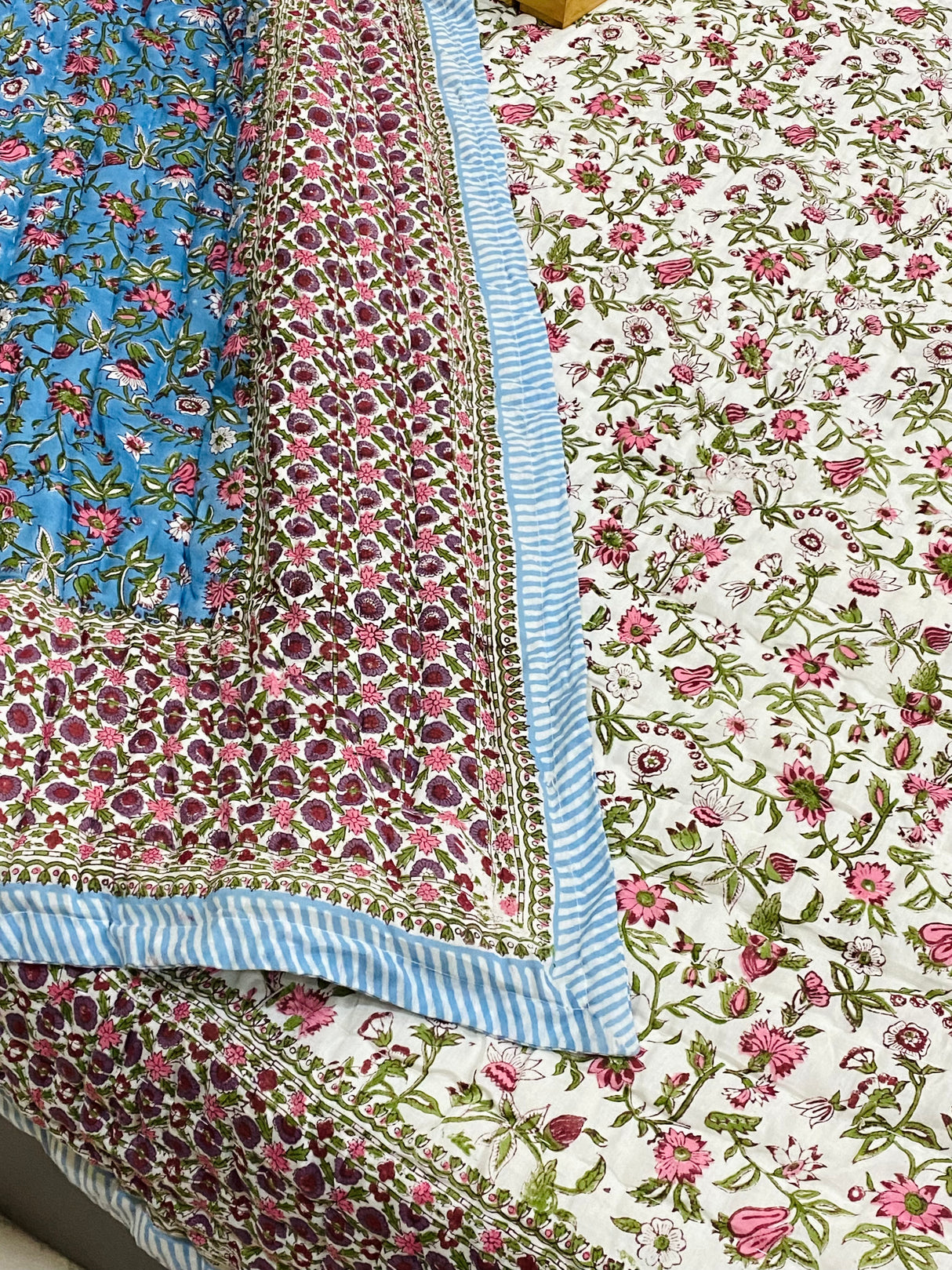 blue-violet-flowers-king-cotton-quilt-texture-view