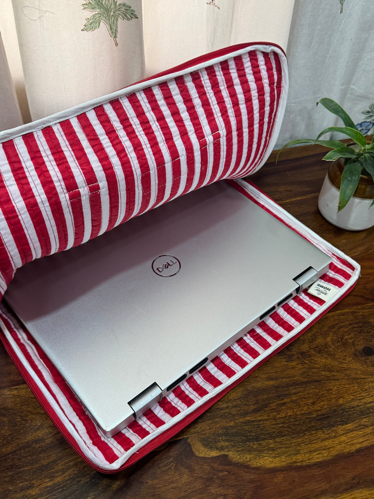 bold-floral-leaf-print-quilted-laptop-sleeve