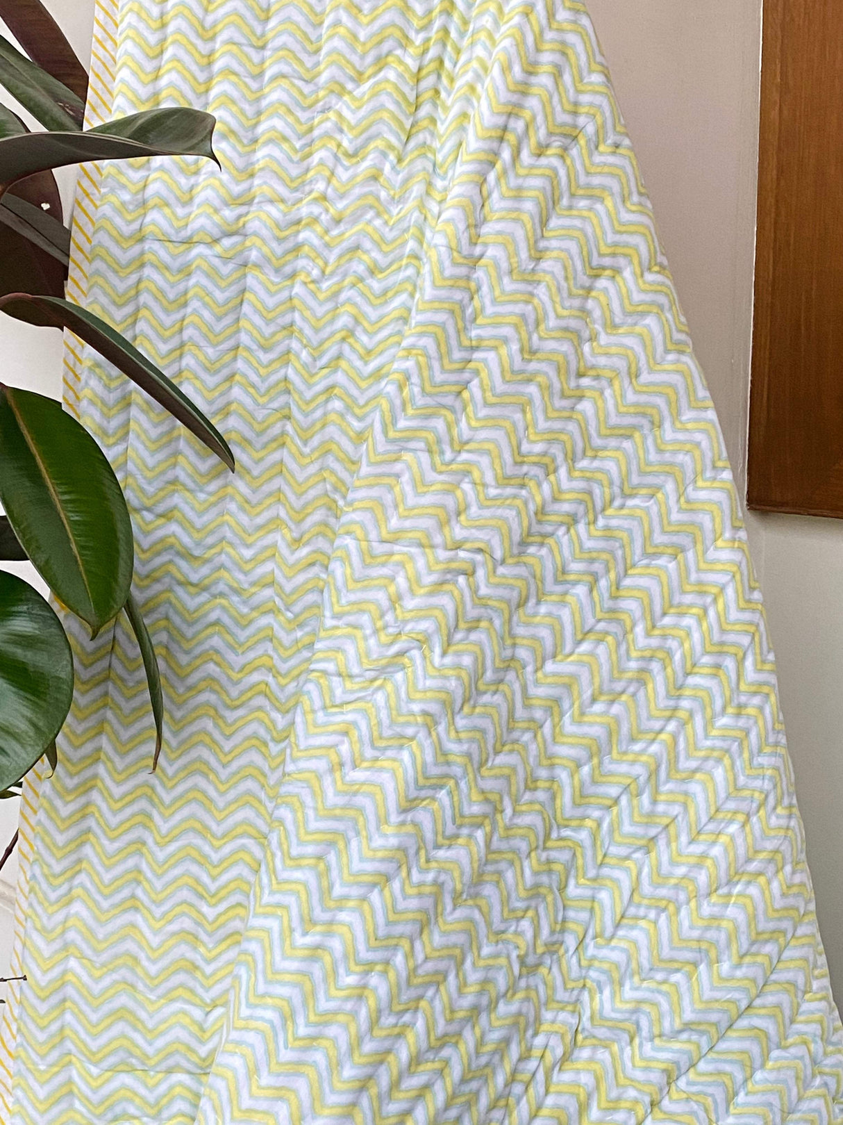 best selling yellow giraffe baby quilt handcrafted by Jaipur artisans for bulk gifting in Canada and New Zealand