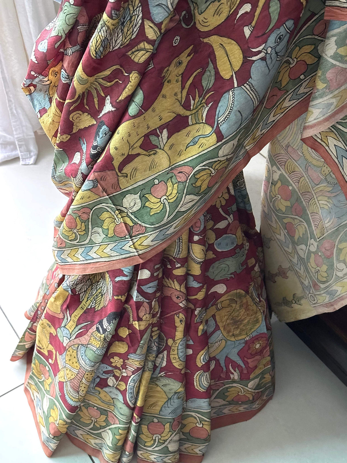 brick-red-floral-mulberry-silk-kalamkari-saree-drape-style-side-angle