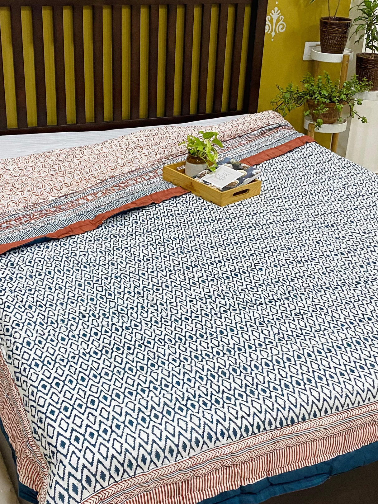 brown-color-king-cotton-quilt-detailed-view