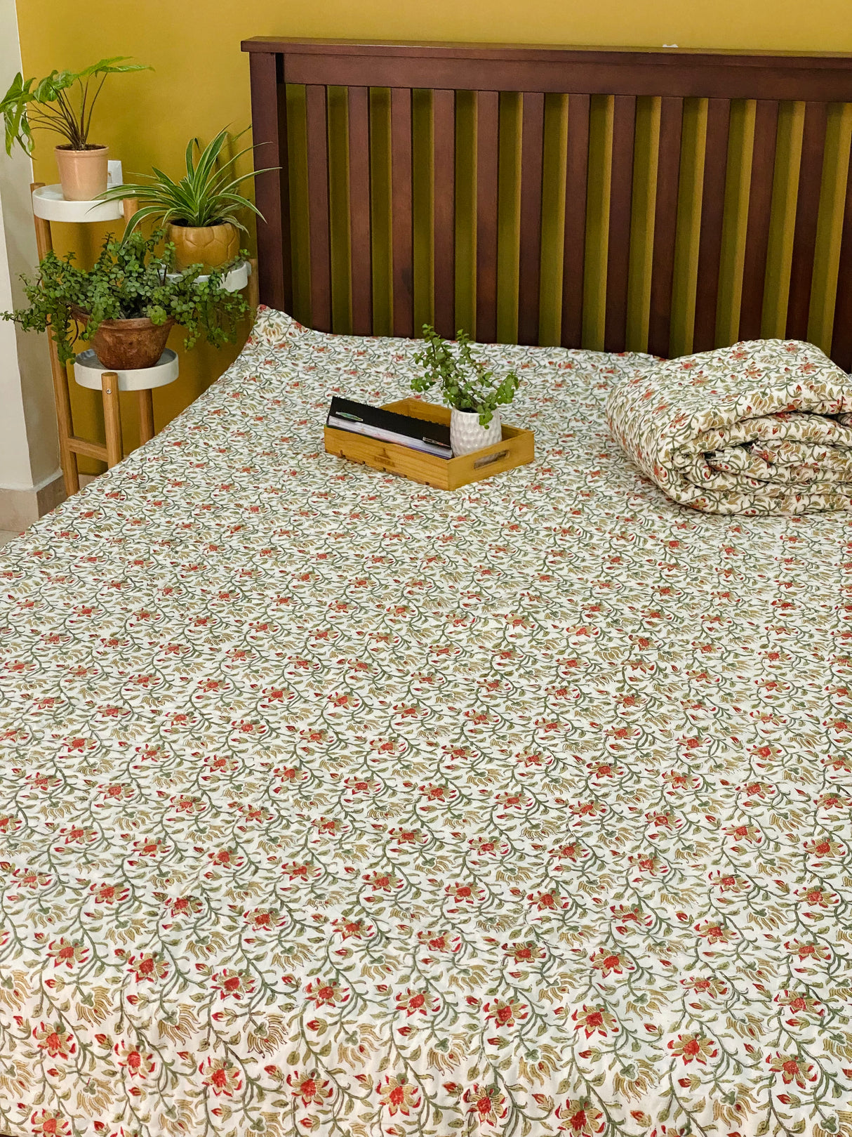 brown-floral-single-cotton-quilt-detailed-view