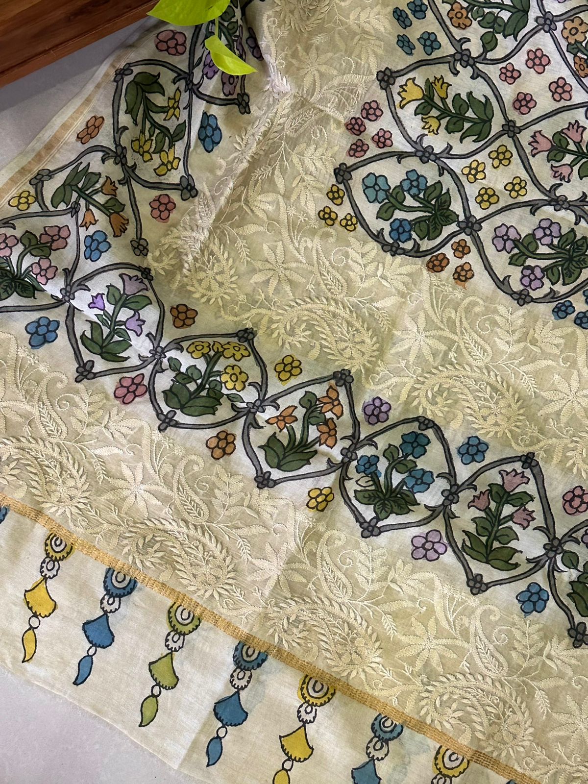 chanderi-cotton-silk-floral-kalamkari-dupatta-with-lucknow-chikankari