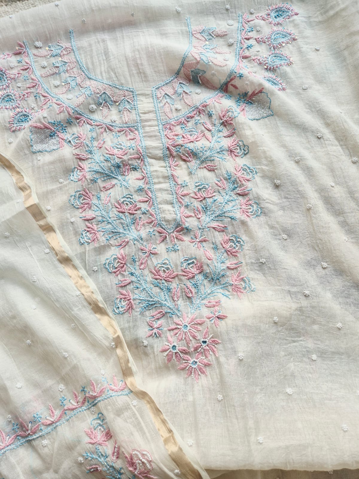 chikankari-mulmul-suit-with-gulbooti-motifs