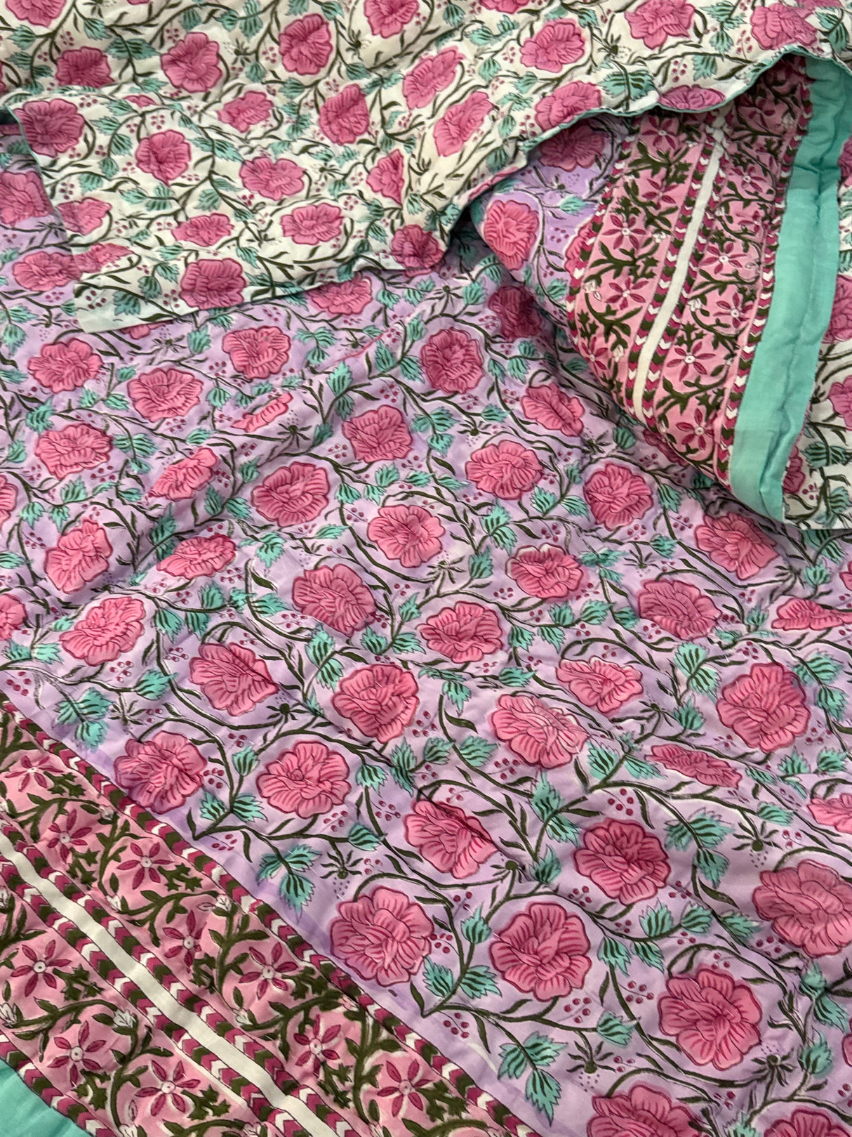 cotton-quilt-with-detailed-flower-and-foliage-print