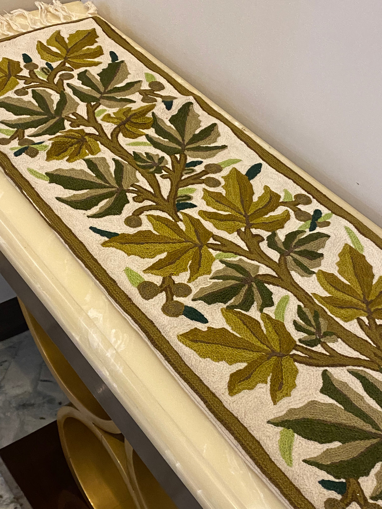 cream-theme-kashmiri-embroidery-table-runner-detailed-view