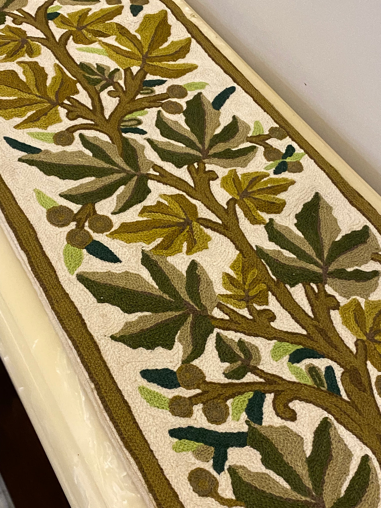 cream-theme-kashmiri-embroidery-table-runner-pattern-view