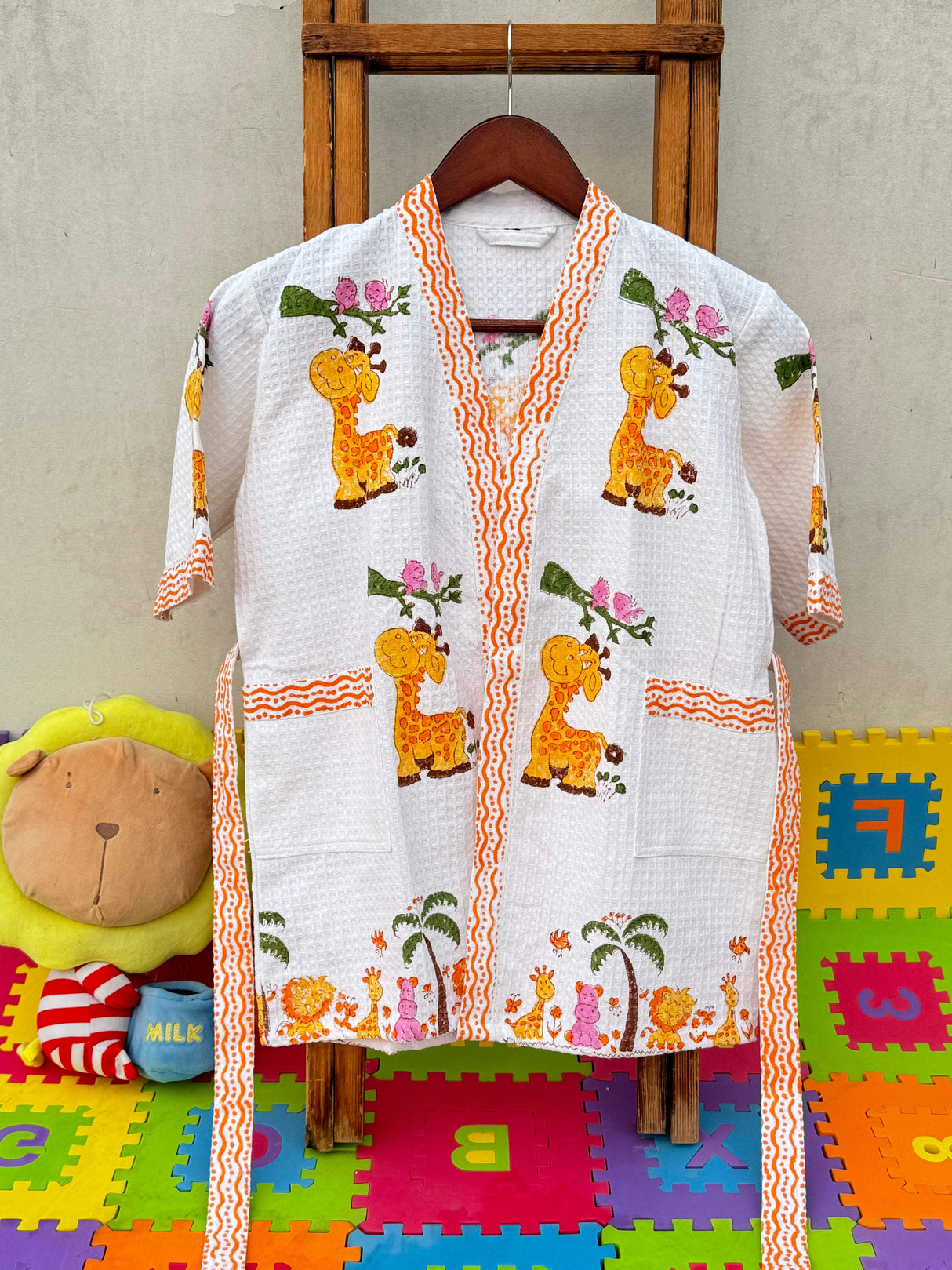comfortable cotton waffle bathrobes for kids with cute giraffe print wholesale to Singapore Australia
