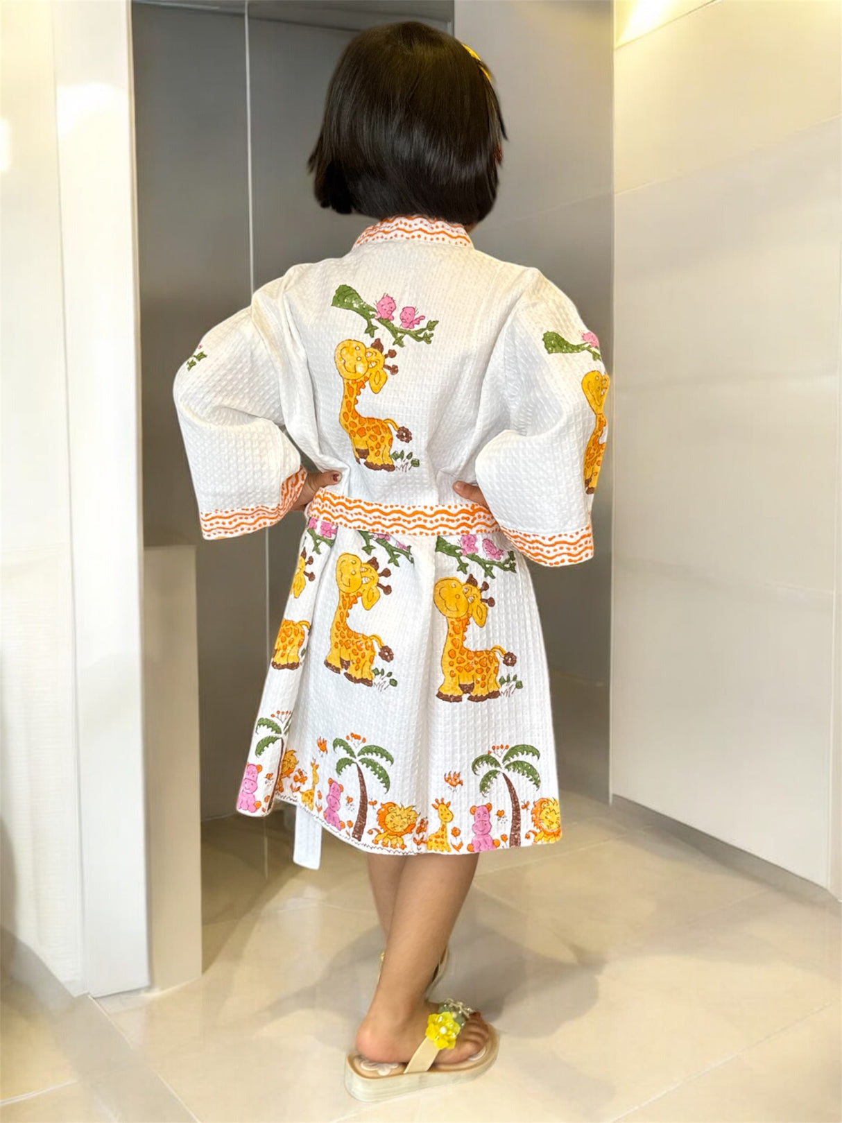 soft absorbent kids bathrobe with jiggly giraffe print wholesale for international shipping