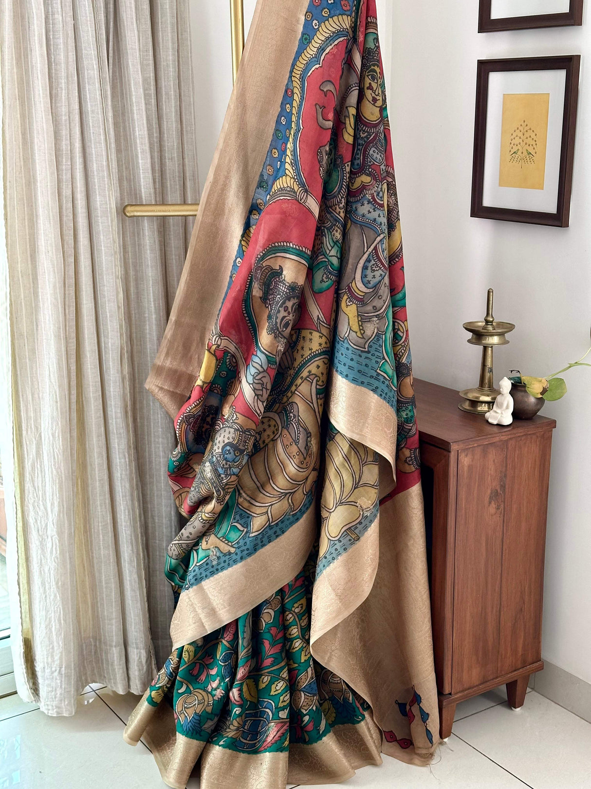 dashavtaram-banarasi-munga-silk-kalamkari-saree-over-shoulder-angle