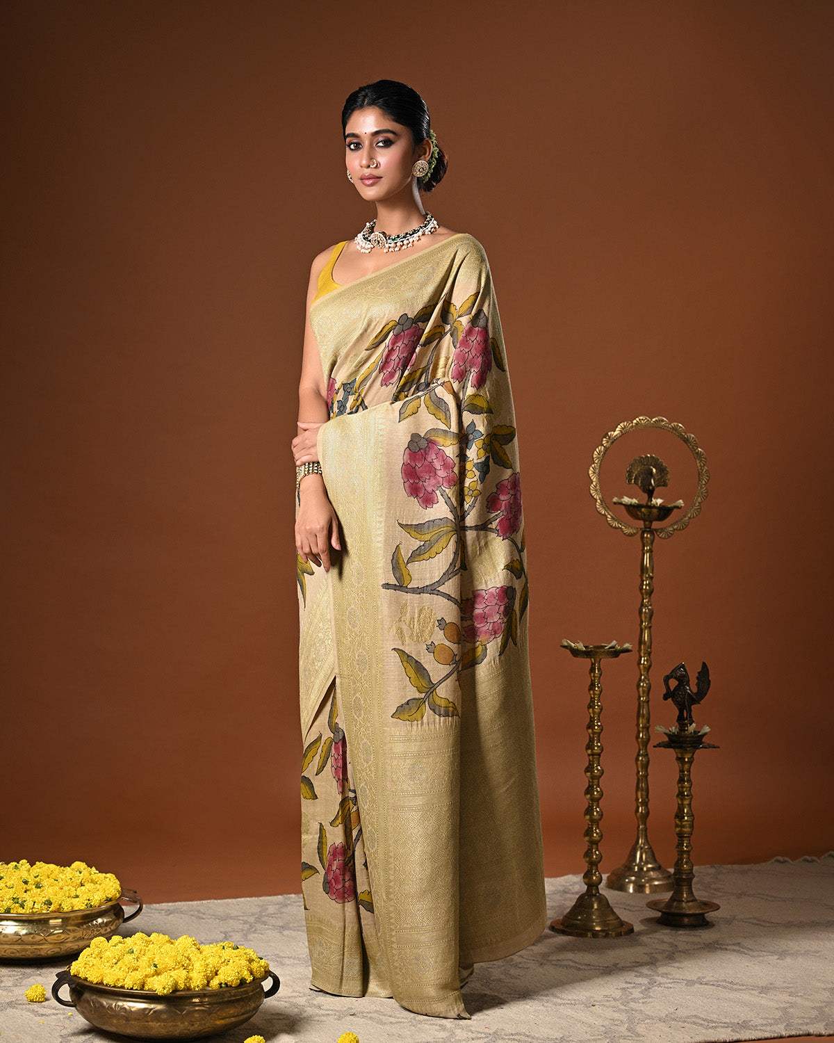 floral-banarsee-munga-silk-kalamkari-saree-over-shoulder-look