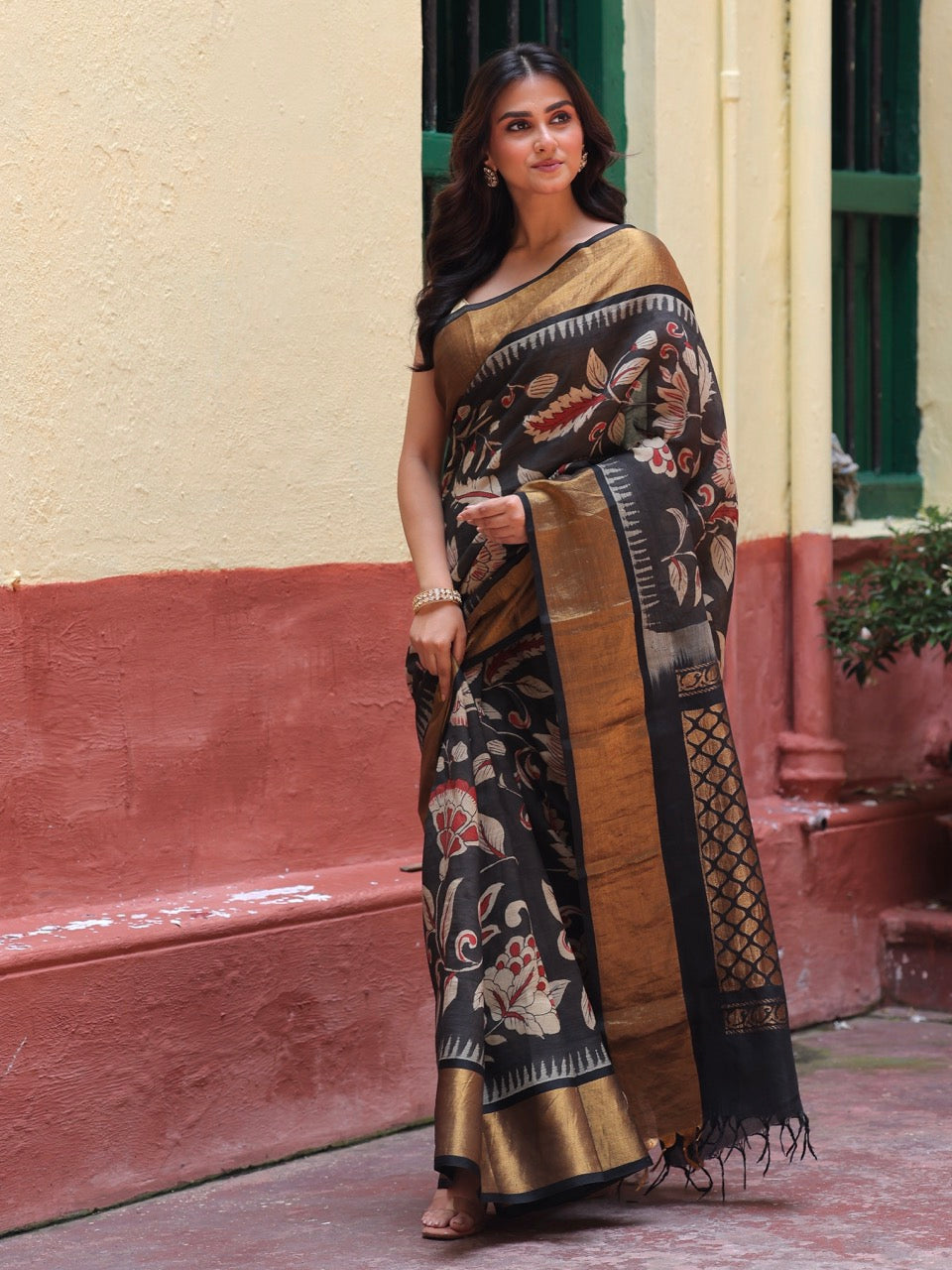 floral-black-cotton-silk-pen-kalamkari-saree-model-side-angle