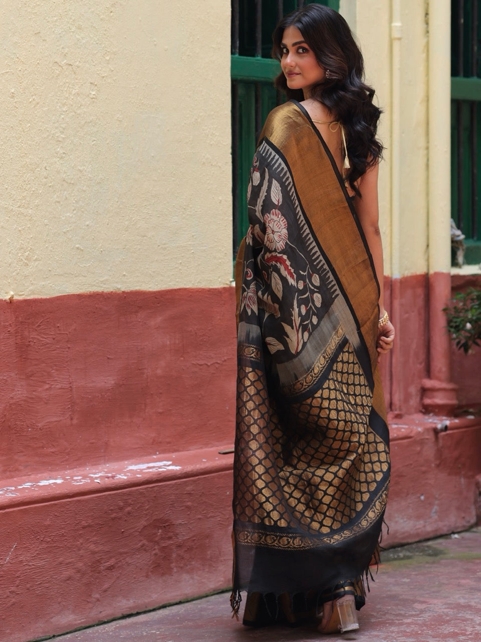 floral-black-cotton-silk-pen-kalamkari-saree-side-view
