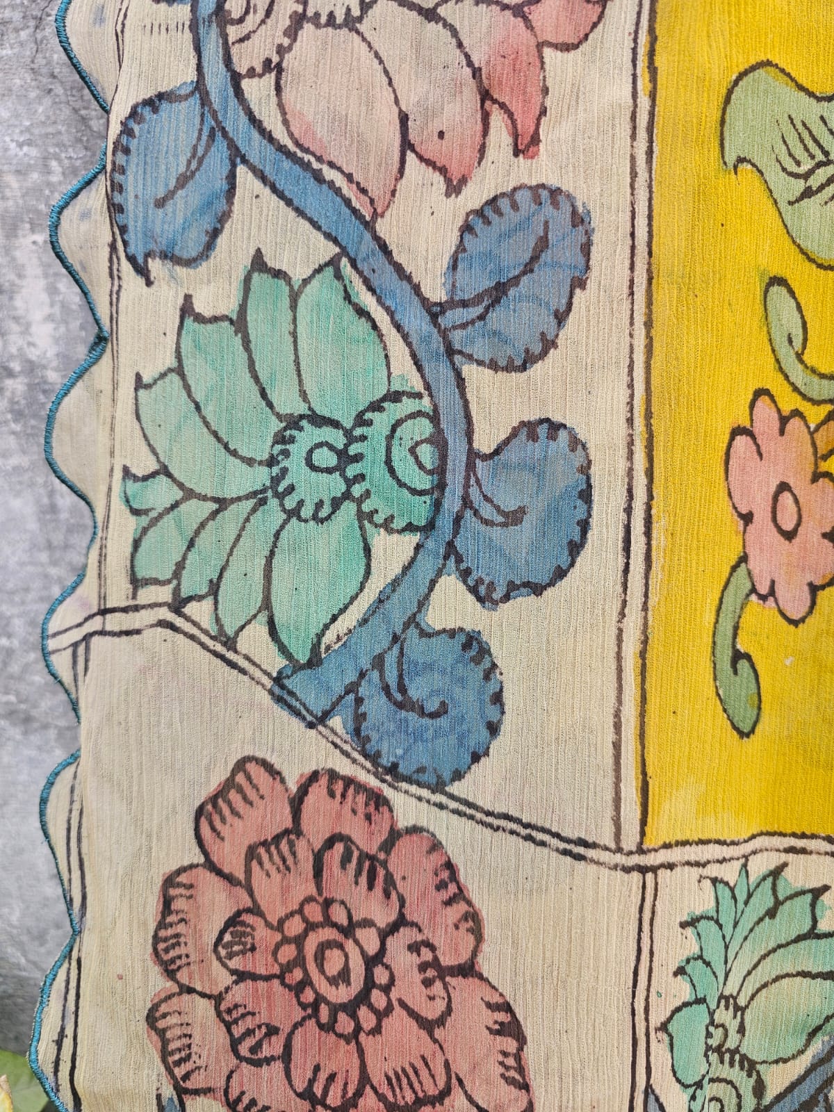 floral-kalamkari-chiffon-saree-sunehri-tone