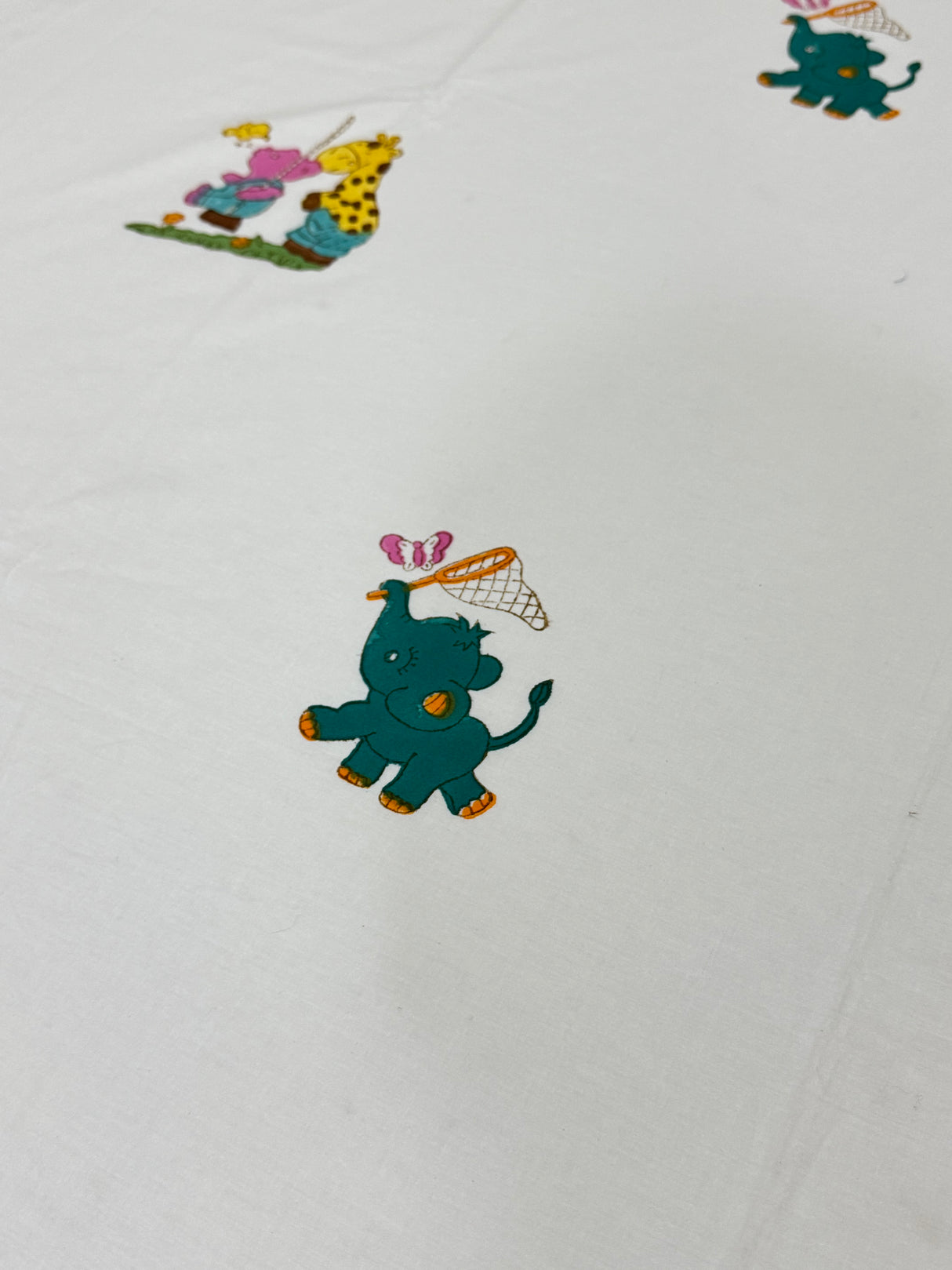 giraffe-elephant-king-cotton-bedsheet-close-up