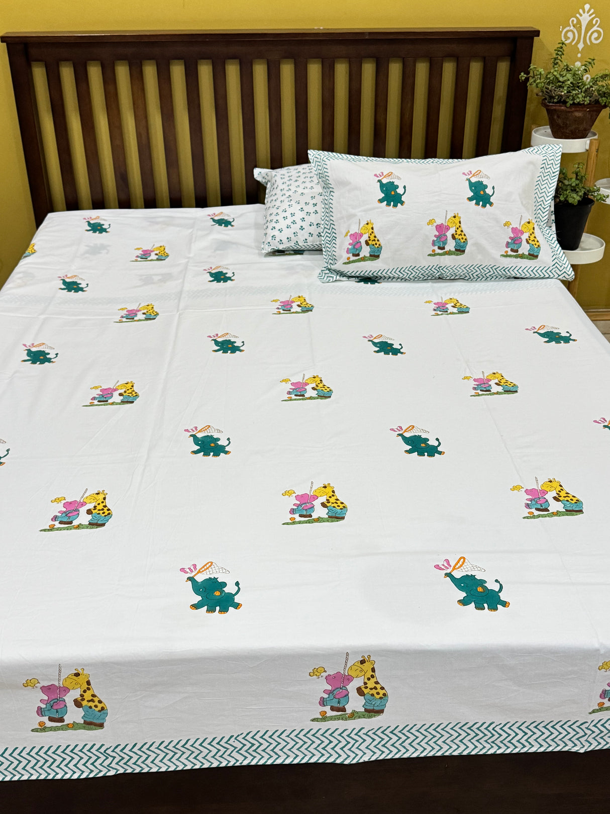 giraffe-elephant-king-cotton-bedsheet-pattern-view