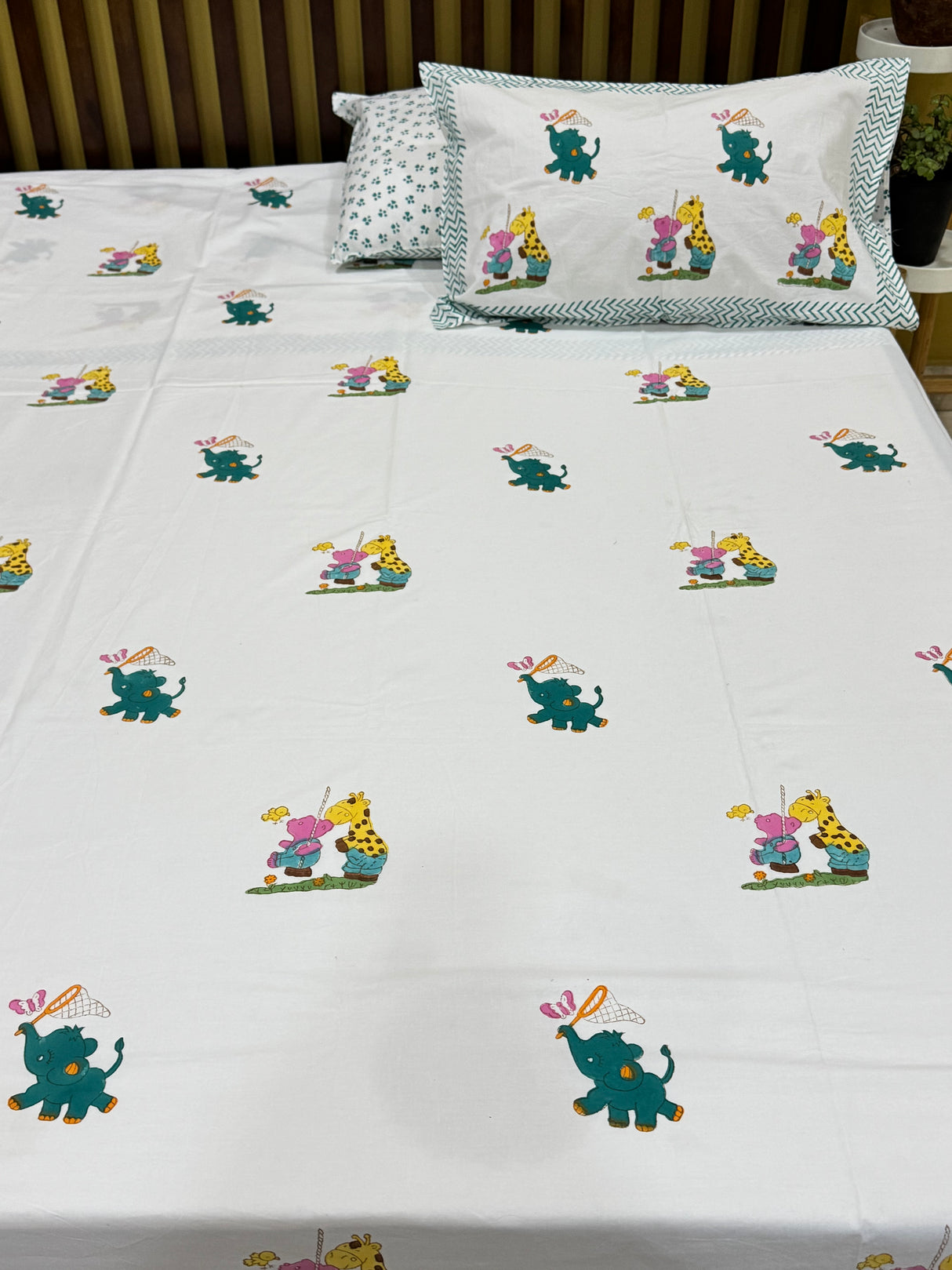 giraffe-elephant-king-cotton-bedsheet-side-view