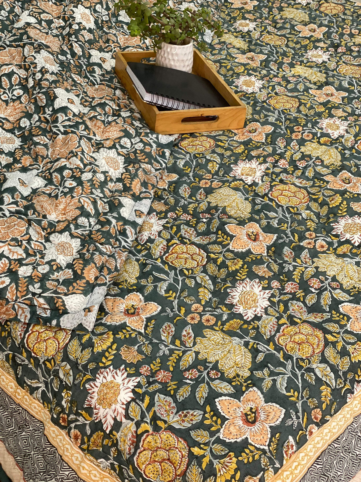 green-brown-flower-king-cotton-quilt-close-up