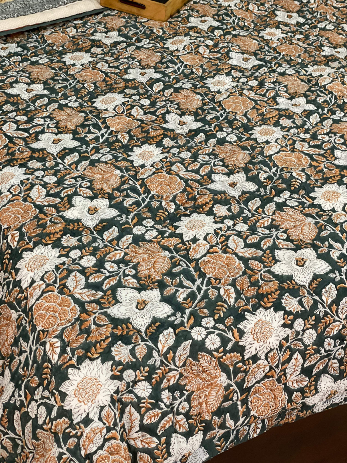 green-brown-flower-king-cotton-quilt-design-view